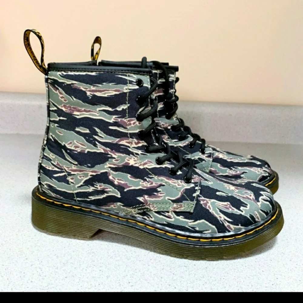 Dr. Martens Kids Camouflage Lace-Up Boots in Green and Black